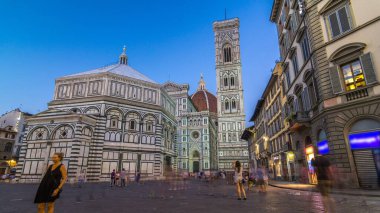 The Basilica di Santa Maria del Fiore ve Baptistery San Giovanni 'nin cephe geçiş zamanı. İtalya 'daki Floransa Katedrali (Duomo) kilisesidir. Akşam aydınlatması. Çan kulesi ve kubbe