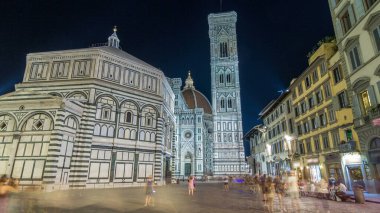 The Basilica di Santa Maria del Fiore ve Baptistery San Giovanni 'nin önünde. İtalya 'daki Floransa Katedrali (Duomo) kilisesidir. Akşam aydınlatması. Çan kulesi ve kubbe