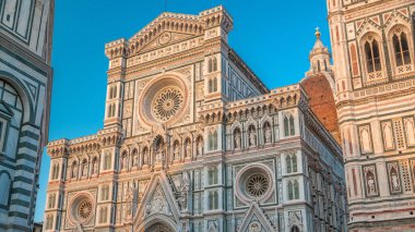 İtalya 'daki Floransa katedrali (Duomo) olan Santa Maria del Fiore zaman çizelgesinin ön cephesi. Gölgeler gün batımında ön cephede hareket eder