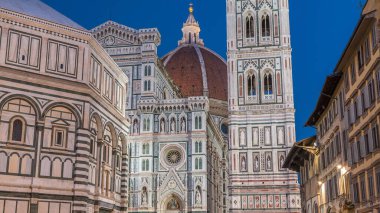 İtalya 'daki Floransa Katedrali (Duomo) olan Basilica di Santa Maria del Fiore' nin önünden gece saatine. Akşam aydınlatması. Çan kulesi ve kubbe