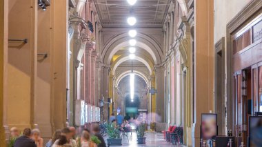 Cumhuriyet Meydanı 'ndaki atari salonunda, Birleşik İtalya' nın ilk kralı 2. Victor Emmanuel onuruna, kemerle birlikte. Akşam aydınlatması. İnsanlar içeri giriyor. Floransa, İtalya
