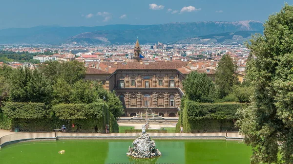 Boboli Bahçeleri Parkı zaman çizelgesi, Neptün Çeşmesi ve İtalya 'nın Floransa kentindeki The Palazzo Pitti' nin uzak bir manzarası. Popüler turistik eğlence ve varış yeri. Arka planda eski tarihi şehir