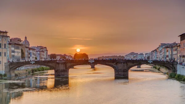 Arno Nehri Üzerindeki Şehir Manzarası Floransa Günbatımında Kutsal Üçlemeci Köprüsü — Stok fotoğraf