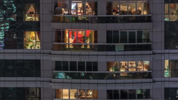 Vista noturna do edifício exterior do apartamento timelapse. arranha-céus de alta elevação com luzes piscando nas janelas — Vídeo de Stock