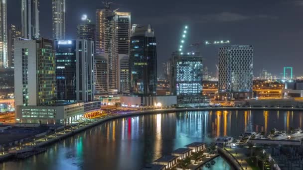 Nacht stad Dubai in de buurt van kanaal luchtfoto timelapse — Stockvideo