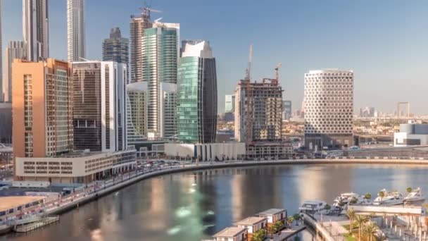 Arranha-céus perto do canal em Dubai com céu azul timelapse aérea — Vídeo de Stock