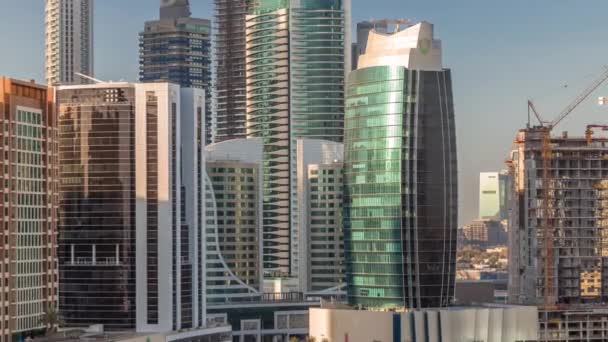 Rascacielos en el día soleado en Dubai con cielo azul timelapse aéreo — Vídeo de stock