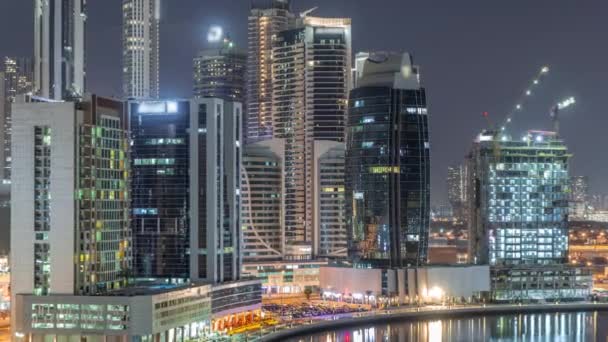 Ljusa skyskrapor i Dubai nära kanalen antenn timelapse — Stockvideo