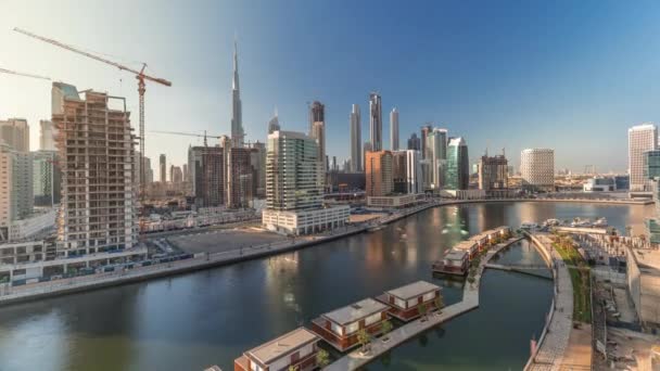 Rascacielos cerca de canal en Dubai con cielo azul timelapse aéreo — Vídeo de stock