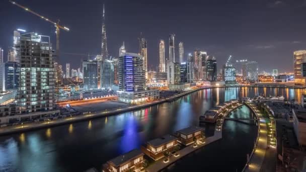 Het ritme van de stad Dubai in de buurt van kanaal luchtfoto timelapse — Stockvideo