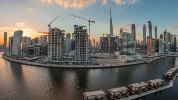 Dubai centro de la ciudad al atardecer cerca del timelapse aéreo del río — Vídeos de Stock