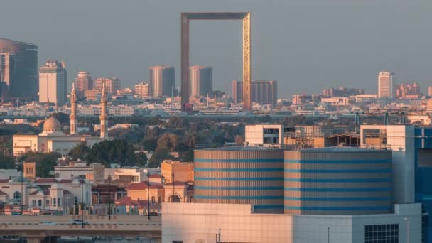 Le rythme de Dubaï au coucher du soleil passage du jour à la nuit timelapse aérienne — Video