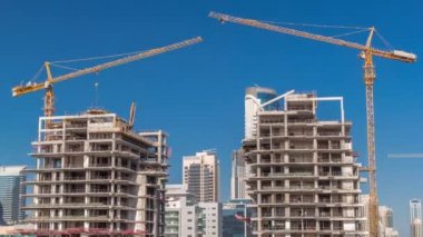 İnşaat halindeki gökdelenlerin havadan görünüşü Dubai 'de dev vinçler zaman ayarlı..