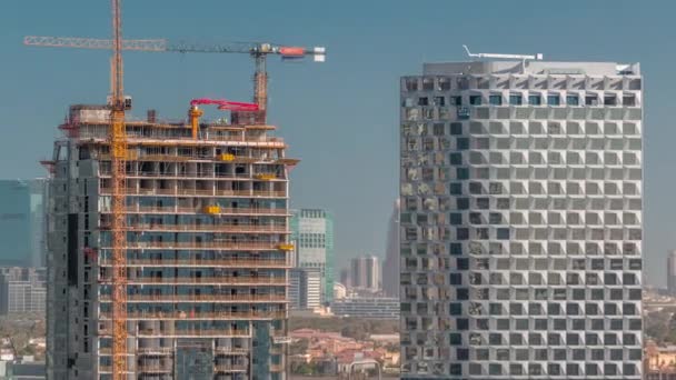 Construction de nouveaux gratte-ciel modernes dans la ville de luxe de Dubaï, Émirats arabes unis — Video