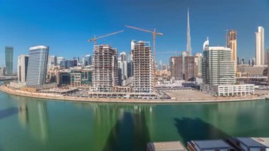 Dubai 'deki kanal yakınlarındaki gökdelenler mavi gökyüzü zaman ayarlı.