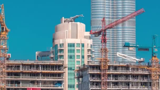 Construção de novos arranha-céus modernos na luxuosa cidade de Dubai, Emirados Árabes Unidos — Vídeo de Stock