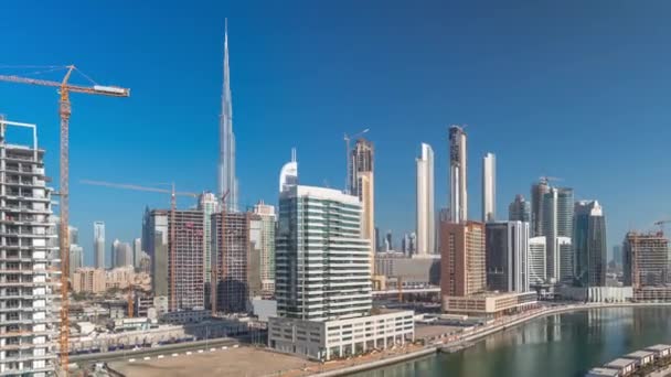 Wolkenkrabbers bij kanaal in Dubai met blauwe lucht tijdspanne — Stockvideo