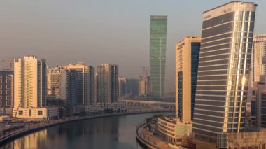 Lüks Dubai zaman çizelgesinde yeni modern gökdelenlerin havadan görünüşü