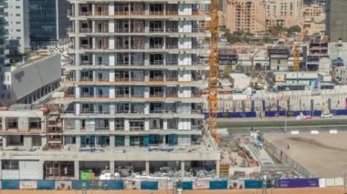 İnşaat halindeki gökdelenlerin havadan görünüşü Dubai 'de dev vinçler zaman ayarlı..