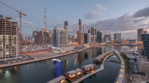 El ritmo de la ciudad de Dubai de noche a mañana timelapse aéreo — Vídeo de stock