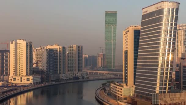 Letecký pohled na nové moderní mrakodrapy v luxusním dubajském čase — Stock video