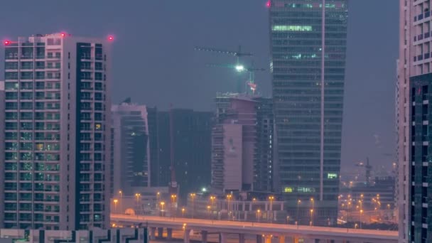 Hermosa vista de los nuevos rascacielos modernos de lujo en Dubai timelapse aérea. De noche a día transición — Vídeos de Stock