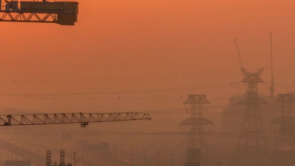 Byggande av nya moderna skyskrapor antenn timelapse i lyx Dubai stad vid solnedgången, Förenade Arabemiraten — Stockvideo