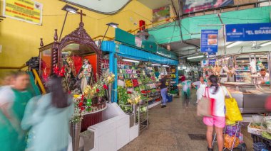 Surquillo Market zaman atlaması, Lima, Peru. Lima 'nın en büyük gıda pazarı. Tezgahtaki satıcılar sebze, meyve ve et satıyor.