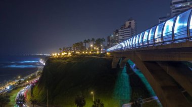 Villena Köprüsü 'nde trafik ve kısmi şehir manzarası var. Arka planda gece hızlandırılmış sürat, Lima, Peru..