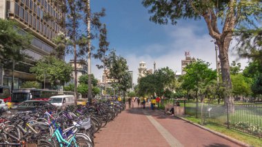 Jose Larco Bulvarı 'nda kırmızı bisiklet pisti ve Miraflores, Lima Peru' da bisiklet parkında hız sınırı