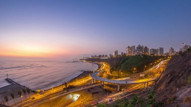Lima 'nın sahil şeridinin havadan panoramik görüntüsü. Miraflores civarındaki gece gündüz geçiş zamanı, Lima, Peru. Husares De Junin rıhtımından okyanusla kesişen yol ve sahil trafiği