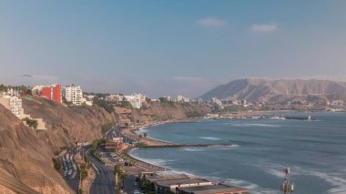Lima Havayolları 'nın Miraflores semtinde Circuito de Playas yolunda trafik var. Şehir silüeti ve arka planda plajlar