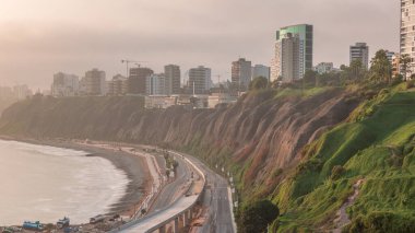 Gün batımında Lima 'nın Miraflores civarındaki sahil şeridinin havadan görünüşü, Lima, Peru