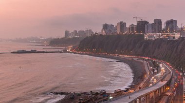 Miraflores civarındaki Lima 's Coastline' ın hava görüntüsü gece gündüz geçiş zamanı, Lima, Peru. Husares De Junin rıhtımından okyanusla kesişen yol ve sahil trafiği