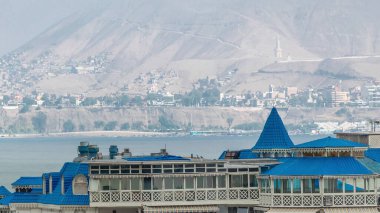 İskelenin havadan görünüşü çakıl taşı plajından alındı. Restoran, iskele zamanının sonunda yer almaktadır. Miraflores, Lima, Peru. Arkaplanda şehir silüeti
