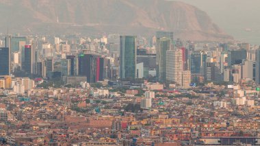 San Cristobal Hill 'den Lima' nın gökdelenli zaman çizgisi görüntüsü. Köprüler ve Rimac nehri trafiği. Kenar mahalle manzarası ve Güney Amerika 'daki tarihi binalar. Peru