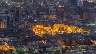 San Cristobal Hill 'den gece gündüz Lima ana meydanının hava manzarası geçiş zamanı, Peru hükümet sarayı ve katedral kilisesi. Peru 'nun tarihi başkenti Plaza de Armas' da insanlar toplandı..