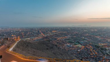 San Cristobal Hill 'den Lima' nın hava görüntüsü günden geceye geçiş zamanı. Köprüler ve Rimac nehri trafiği. Kenar mahalle manzarası ve Güney Amerika 'da gökdelenleri olan tarihi binalar. Peru