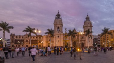 Plaza de Armas 'daki çeşme, Plaza Mayor olarak da bilinen geçiş zamanı, Lima' nın tarihi merkezinin merkezinde yer almaktadır. Arka planda aydınlatılmış katedral