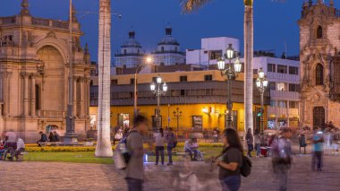 Plaza de Armas Plaza de Armas, Plaza Mayor olarak da bilinen geçiş zamanı, Lima 'nın tarihi merkezinin merkezinde yer almaktadır. Arkaplanda renkli evler