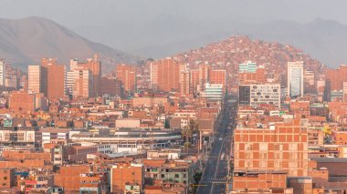 Lima şehrinin panoramik ufuk çizgisi yukarıdan birçok binanın havadan zamanlaması var. Arka planda tepeler olan fakir evler. Sokakta trafik vardı. Lima, Peru