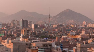Lima şehrinin panoramik ufuk çizgisi yukarıdan birçok binanın havadan zamanlaması var. Lima, Peru