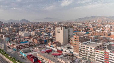 Via Expresa otoyolu ve Peru Ulusal Stadyumu yakınlarındaki trafikli metropol panoramik manzarası. Evler ve şehrin arka planında dağlar olan silueti. Lima, Peru