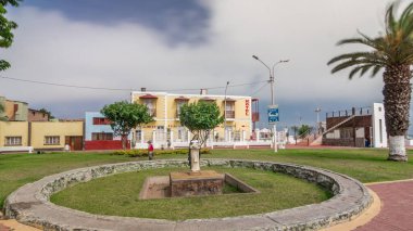 Gamarra caddesinden Santa Rosa parkına ve oradan da rıhtıma hızlı bir yürüyüş. Monumental Callao, Lima Timelapse hiperlapse yakınlarındaki yeni moda alanlarından biri. Renkli evleri ve restoranları olan bir sokak. Lima Peru.