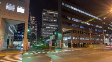 Aydınlatılmış gökdelenleri olan iş alanındaki gece manzarası hiperhızlandırılmış zaman dilimi. San Isidro bölgesi Lima, Peru. Sokakta trafik ve ofislerde parlayan pencereler