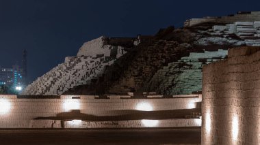 Huaca Pucllana Piramidi 'nden geceye geçiş zamanı, İnka öncesi kültür seremonisi kalıntıları Lima, Peru' da. Gökyüzündeki bulutlar. Aydınlanma başlıyor.