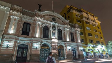 Merkez Postane Binası gece saatlerinde aydınlandı. Hipersürat, 1897 'de açıldı. Tarihi bina ve cadde trafiği. Lima, Peru