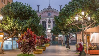 Merkez Postane Binayı aydınlatmış günden geceye geçiş süresini 1897 'de açmış. Geçidi Nicolas de Ribera olan tarihi bina ve cadde trafiği. Lima, Peru