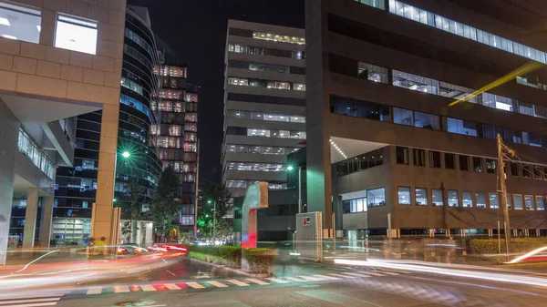 Aydınlatılmış gökdelenleri olan iş alanındaki gece manzarası hiperhızlandırılmış zaman dilimi. San Isidro bölgesi Lima, Peru