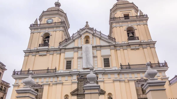 16世紀にイエズス会によって建てられたサン ペドロ大聖堂の外観時間経過過経過 リマ歴史センターの最も重要な宗教施設の一つである — ストック写真